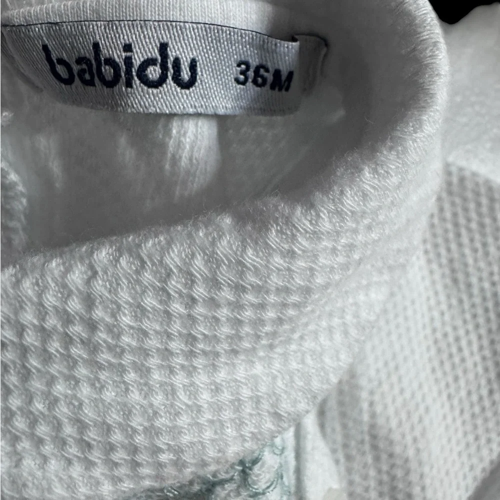 Babidu white shirt with green embroidery. K241